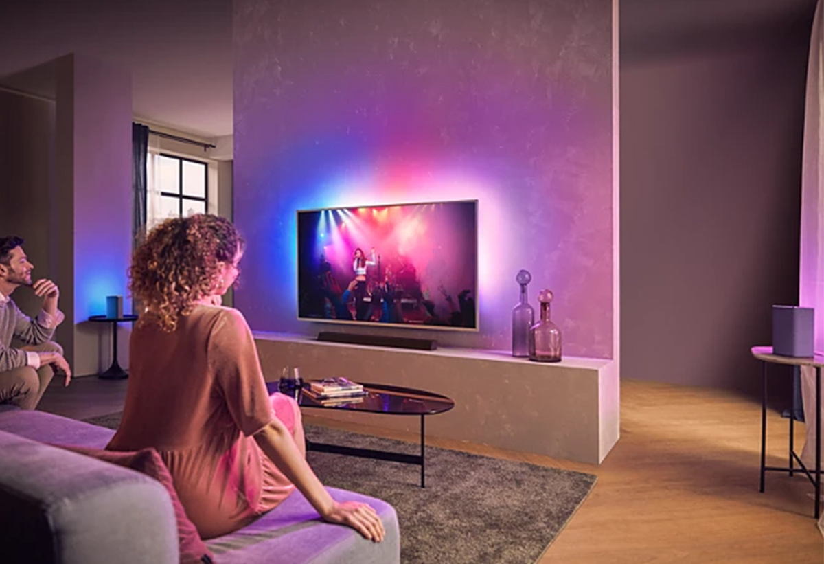 Η τηλεόραση τοποθετημένη σε έναν χώρο.